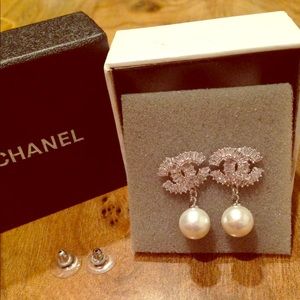 Like new authentic Chanel pearl CC earrings